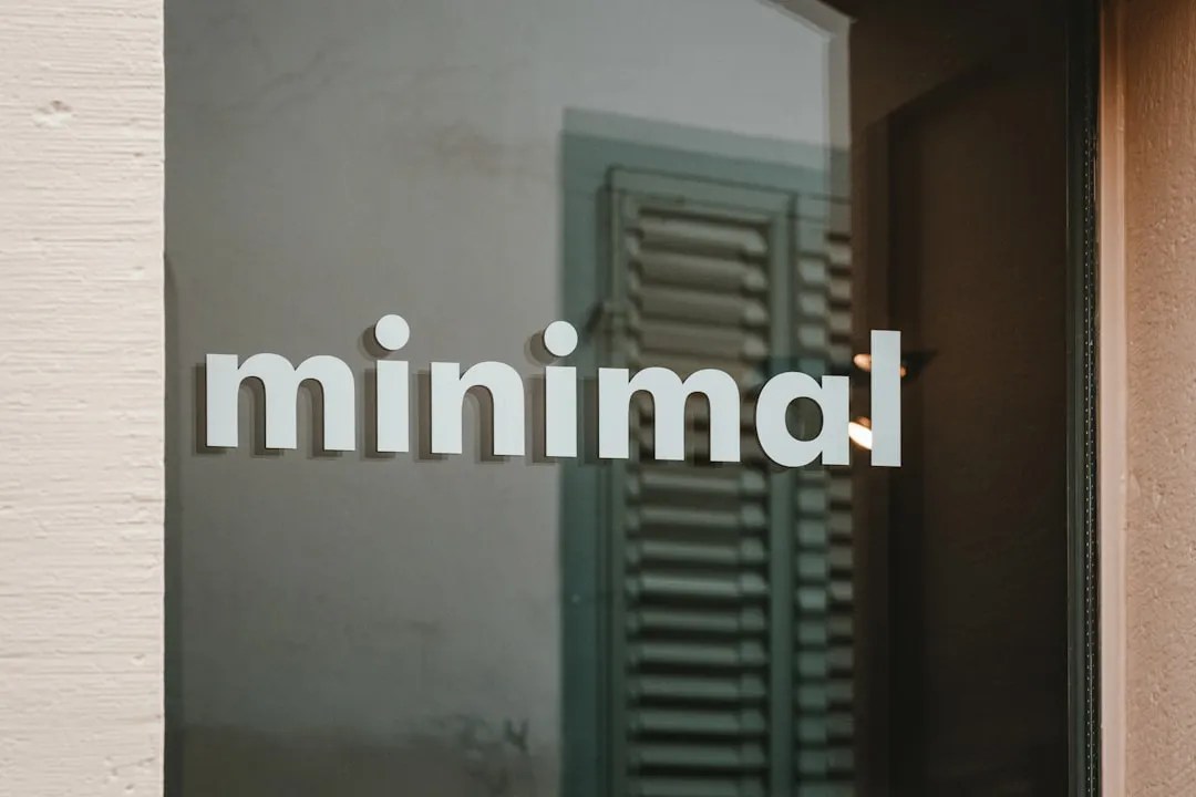 유리문에 붙은 'minimal' 글자 사진 (무료 스톡 이미지)
