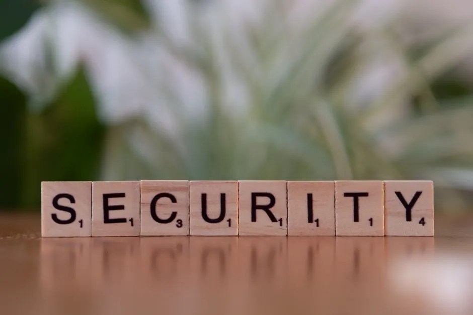 스크래블 타일로 만든 보안(Security)이라는 단어 (무료 스톡 이미지)