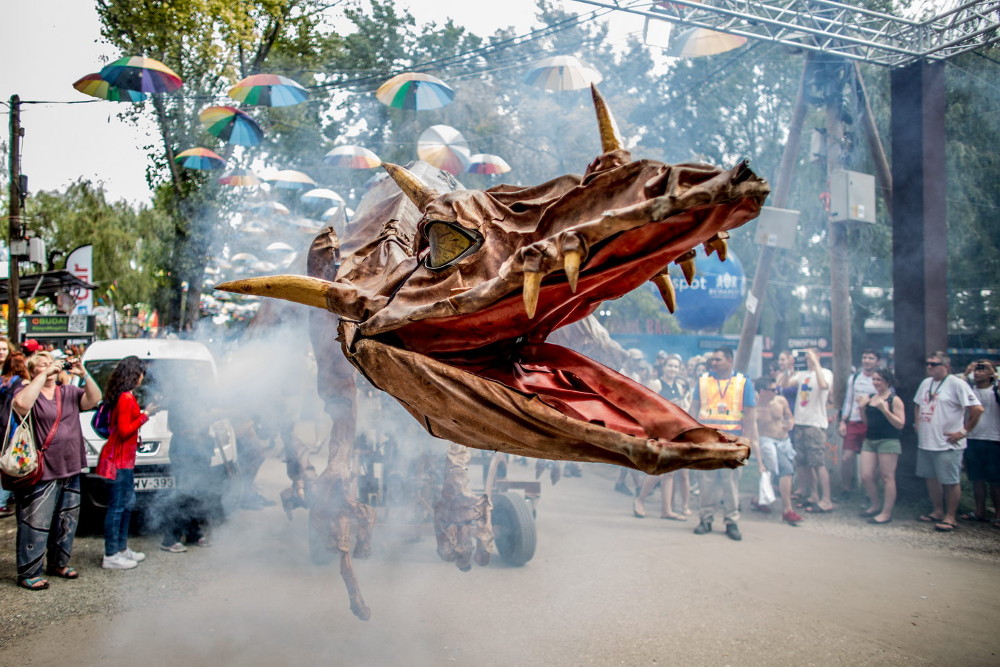 Straßenkunst: Ein schnaubender Drache auf dem Sziget 2016