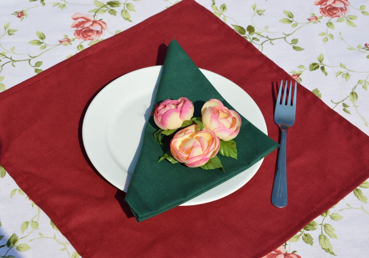 Read more about the article Bordó asztalterítő – az ünnepélyesség színe