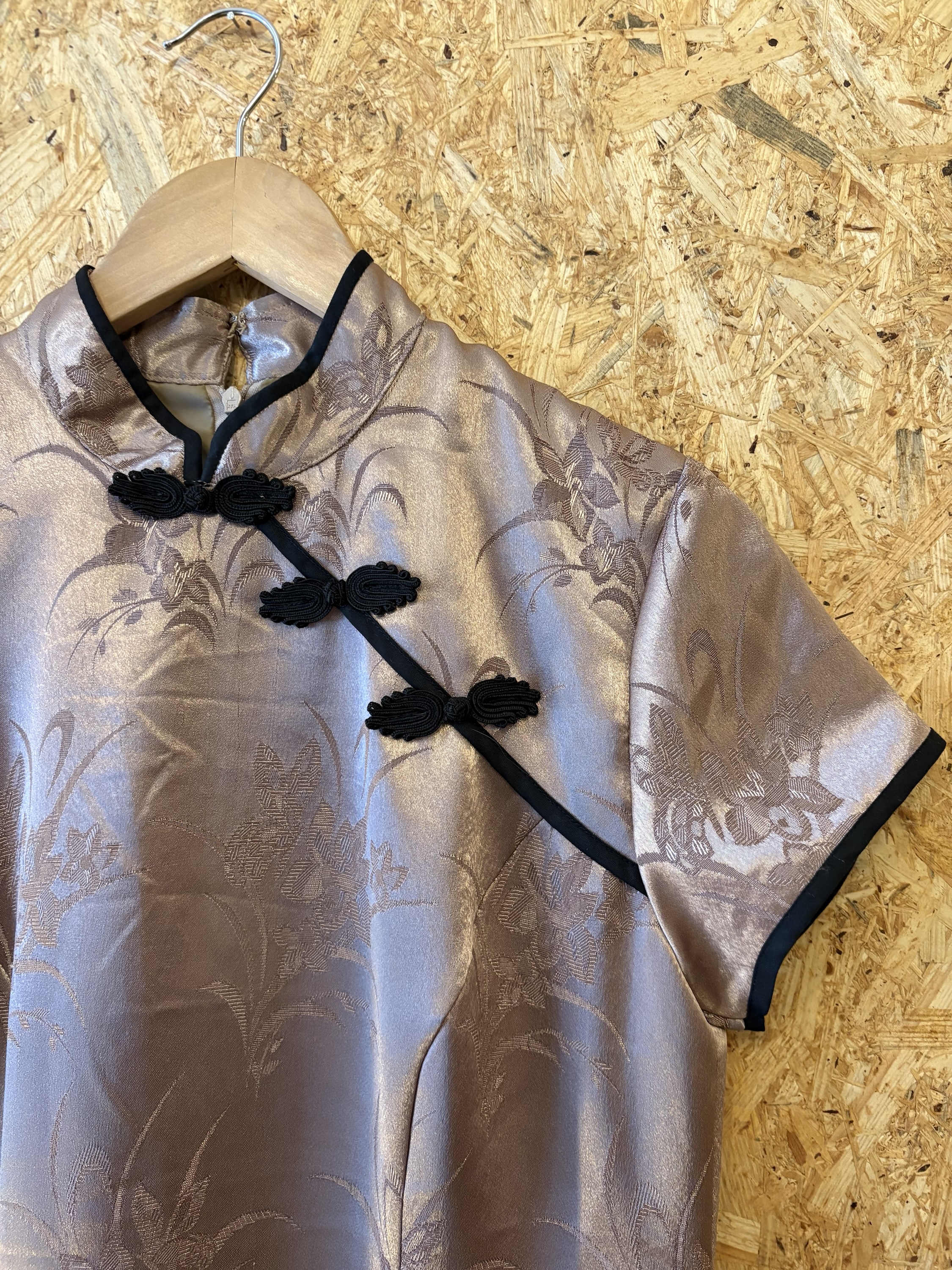 Kinesisk cheongsam- eller qipao kjole.
