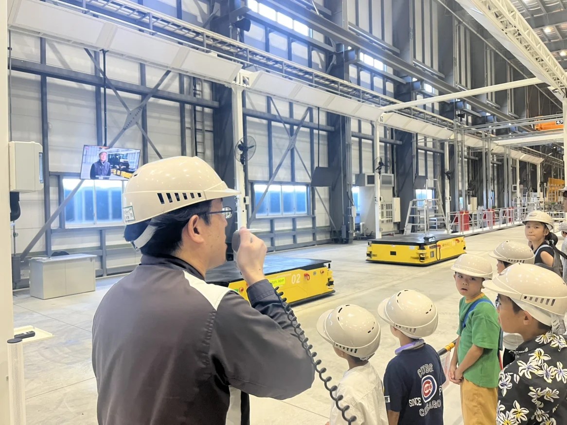 組立棟を説明するシーン