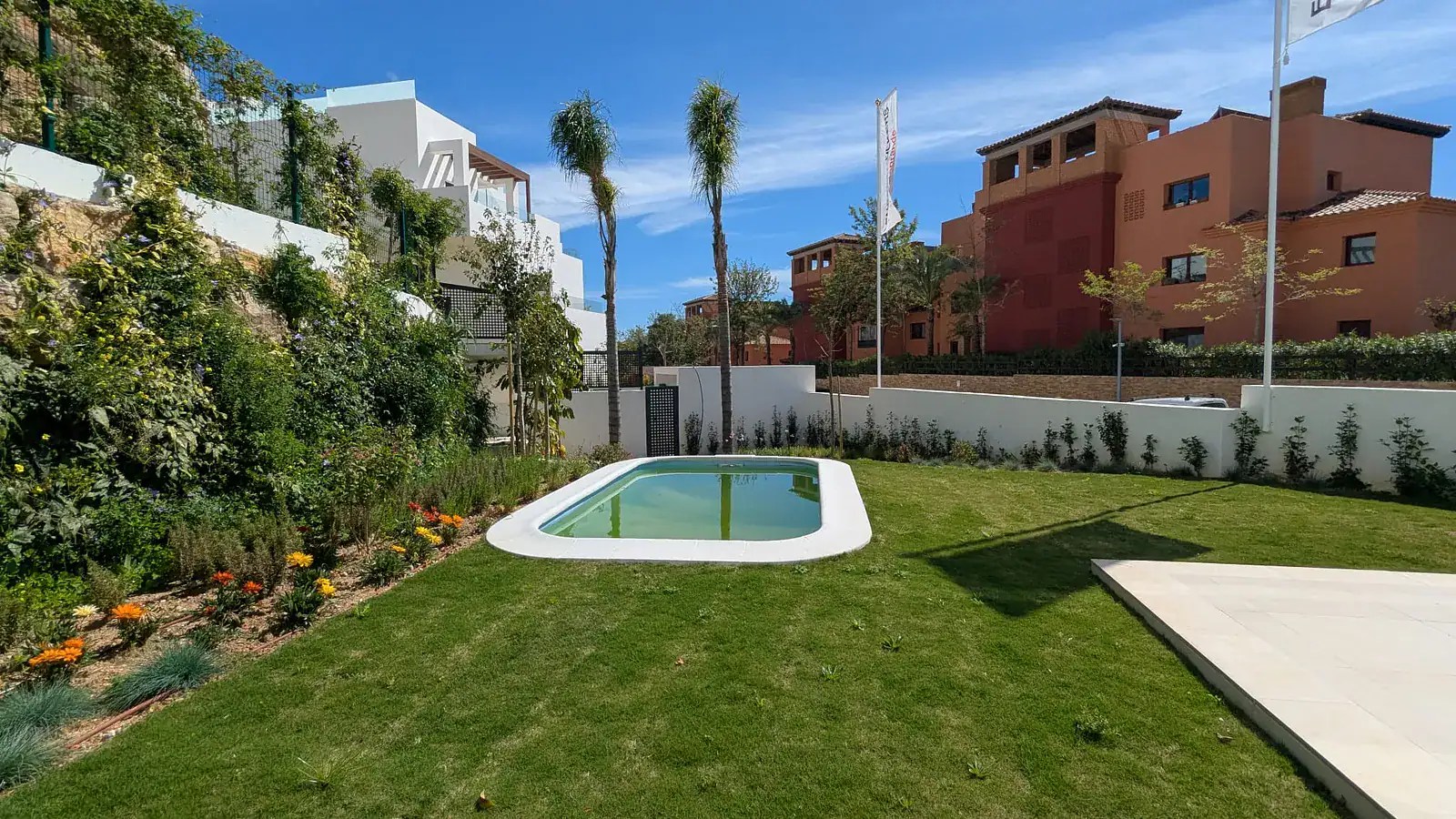 Planta baja exclusiva · 2 dormitorios, 2 baños · Jardin y piscina privada · Casares Costa