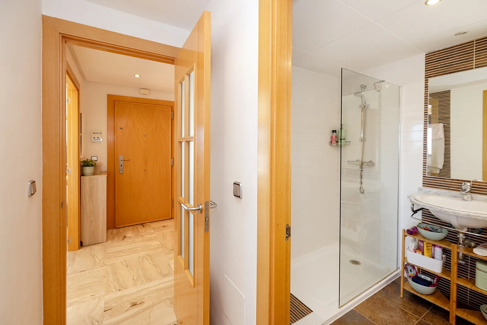 Apartamento esquinero excepcional con vistas panorámicas al mar y la montaña