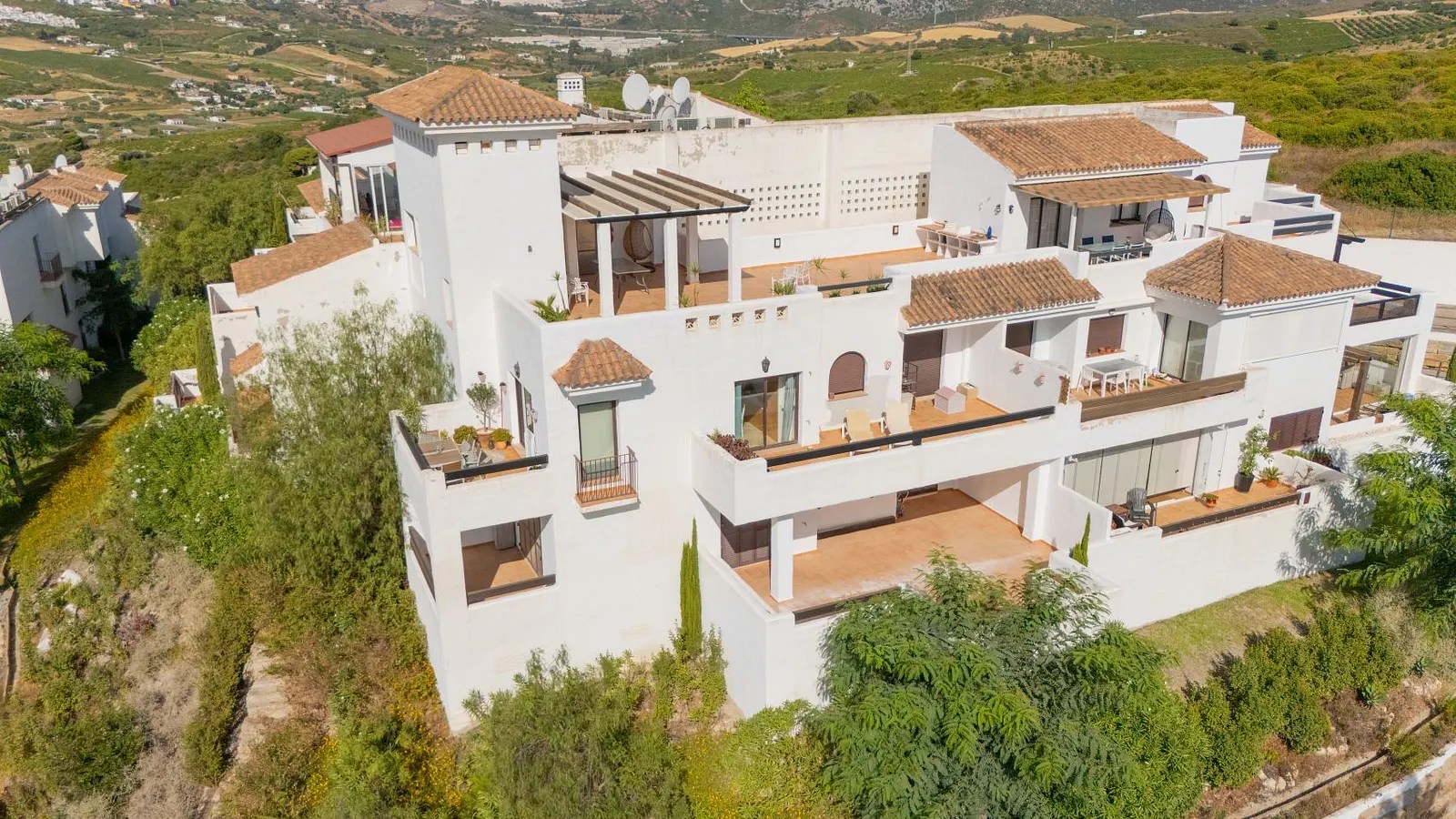 Apartamento esquinero excepcional con vistas panorámicas al mar y la montaña