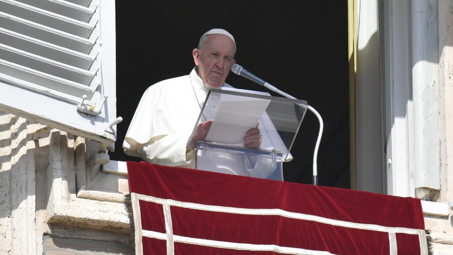 Il Papa all’Angelus: “Il deserto è il luogo in cui Dio parla al cuore dell’uomo”