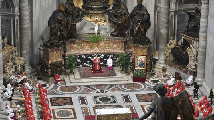 “Gesù prende la croce, si fa carico del male”