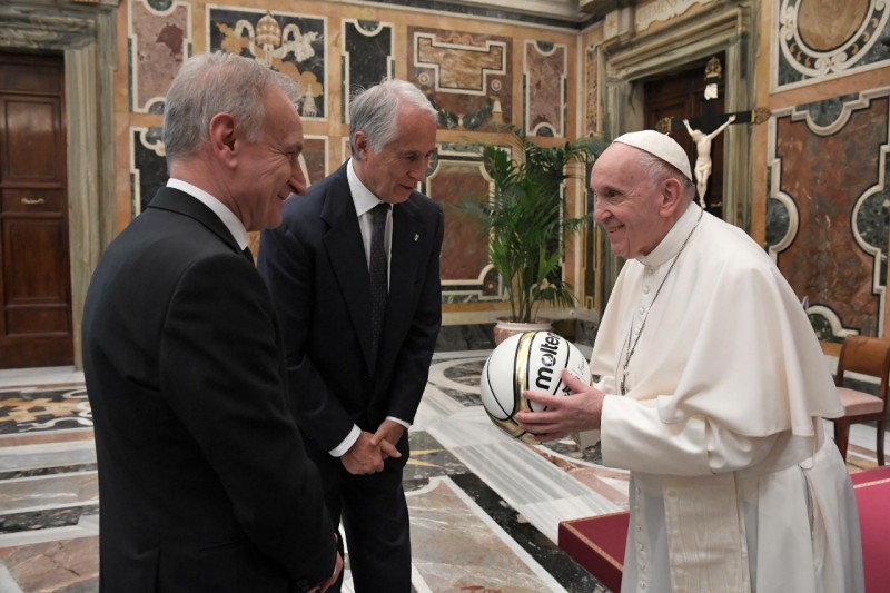 Pope Praises Teamwork, Discipline of Basketball