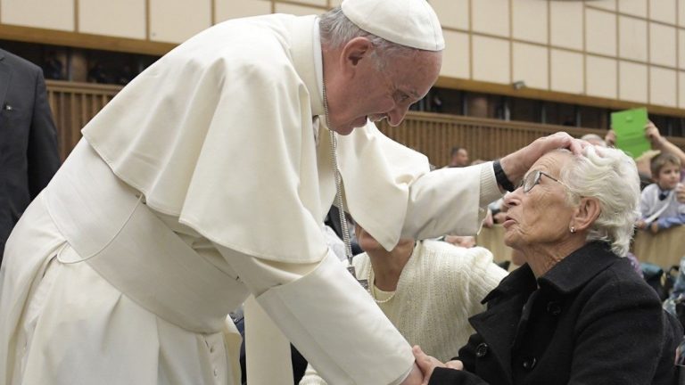 Papa a los ancianos: “Toda la Iglesia te quiere”