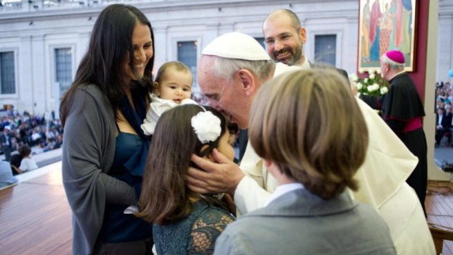 I giovani vedano l’amore di Cristo in quello degli sposi