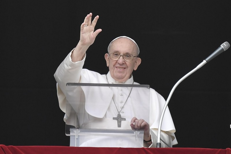 Pope Points to Logic of Smallness and Giving