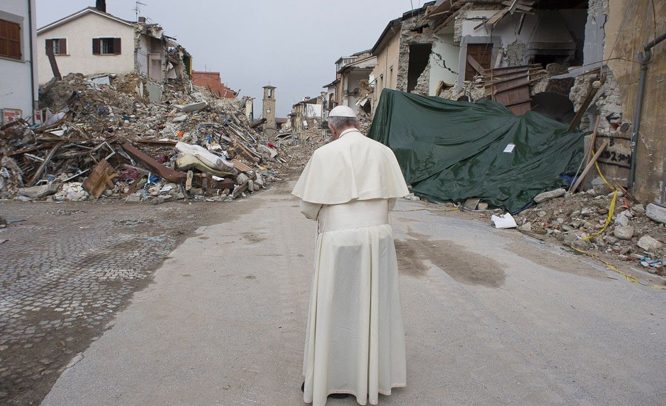 Il Papa ai terremotati: “Non lasciatevi abbattere”