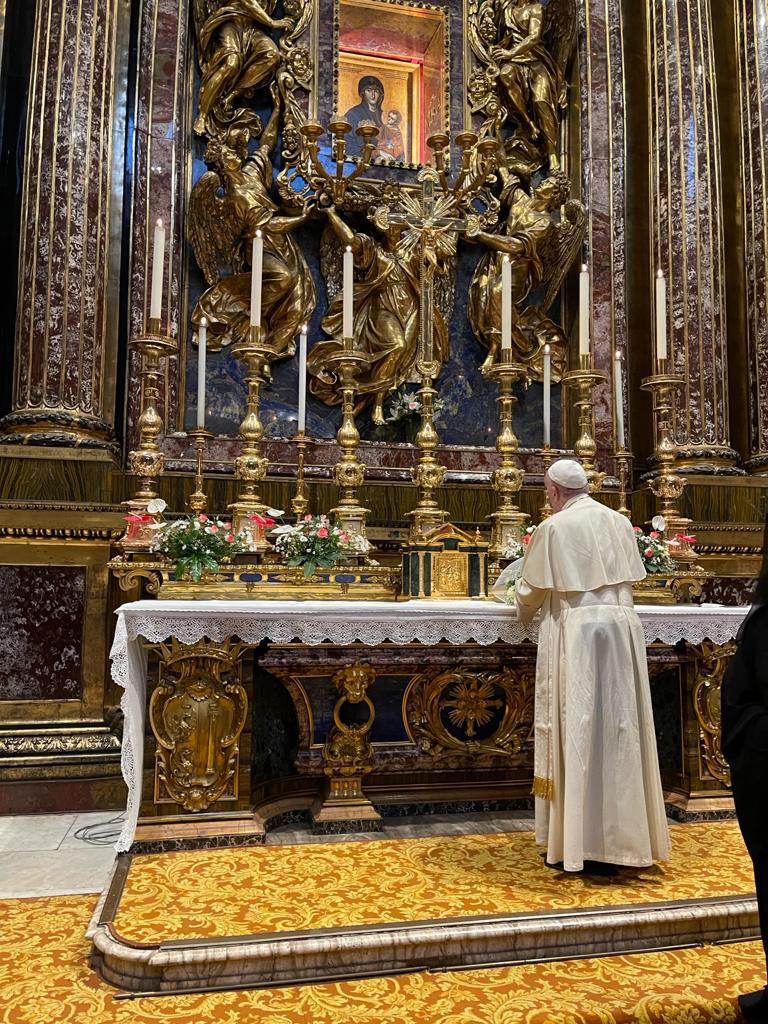 El Papa reza en Santa María la Mayor por su viaje a Budapest y Eslovaquia