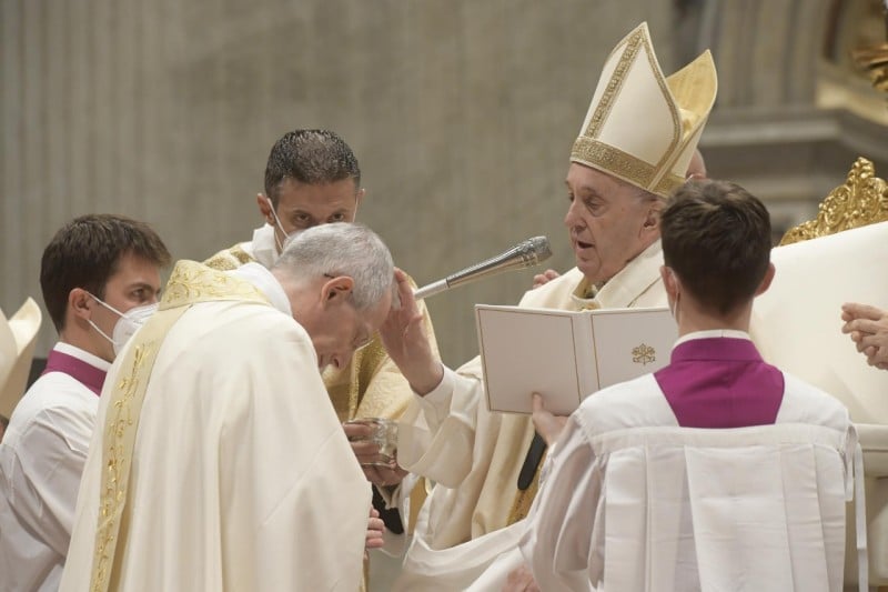 Francisco ordena obispos a Mons. Marini y Mons. Ferrada