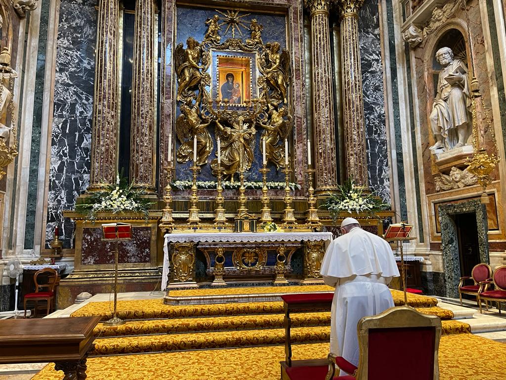 El Papa, ya en Roma, reza en Santa María la Mayor