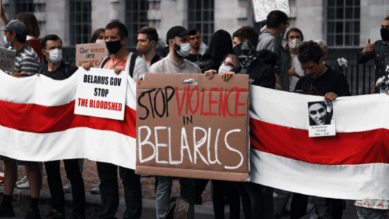 People protesting against violence in Belarus