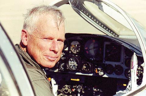 A Well Known CIA Pilot Claims That the Moon Has 250 Million Citizens