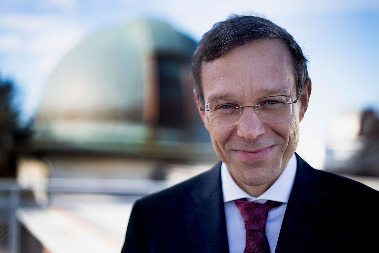 Harvard Scientist Says Solar System is Full of ET Ships