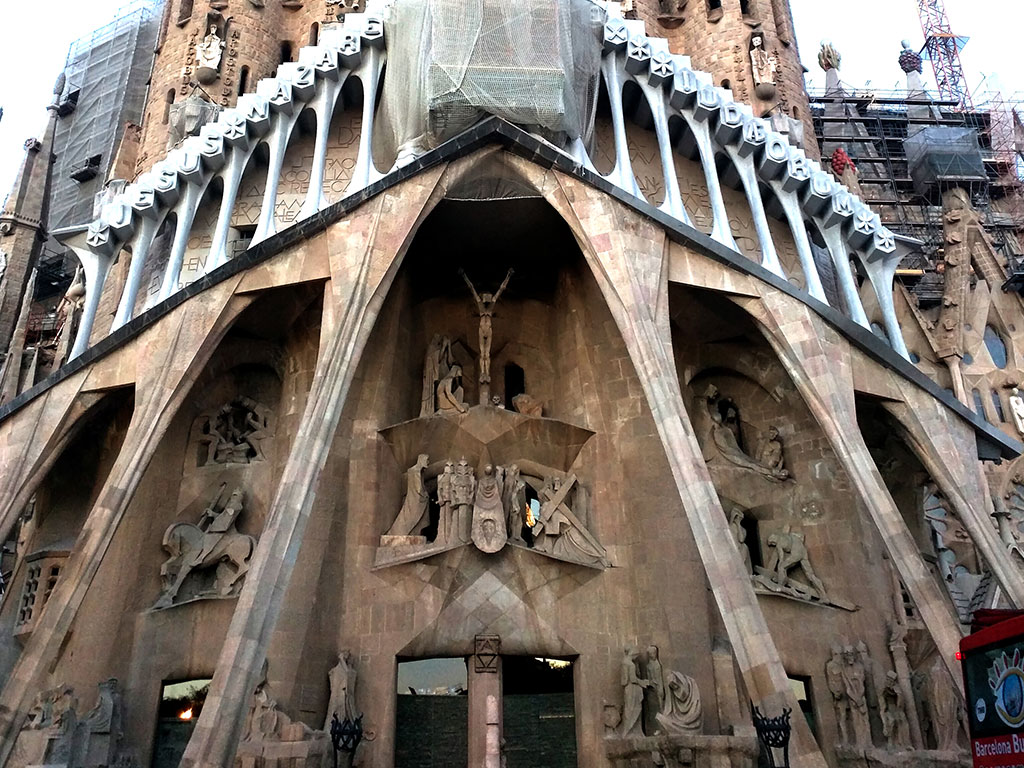 Experience the expiatory temple of the sagrada família as if you were there! Barcelona Skip The Lines Ticket And Guided Tour To The Sagrada Familia Experitour Com