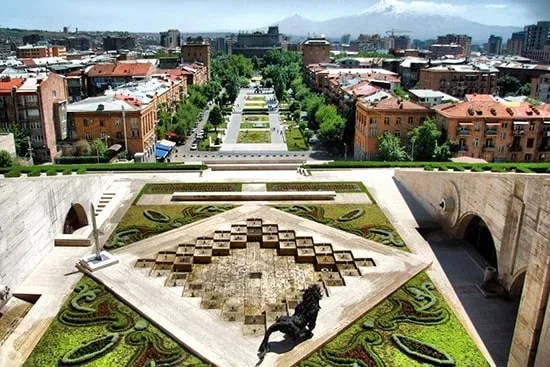 Встреча с принимающей стороной с табличкой maria travel armenia, трансфер и заселение в отель еревана. Ekskursionnyj Tur Armeniya Gruziya 2022 Poezdka V Erevan Tbilisi