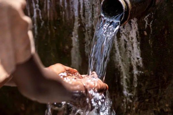 Tratamento de Água no Acampamento: Soluções Práticas e Naturais para Sua Hidratação