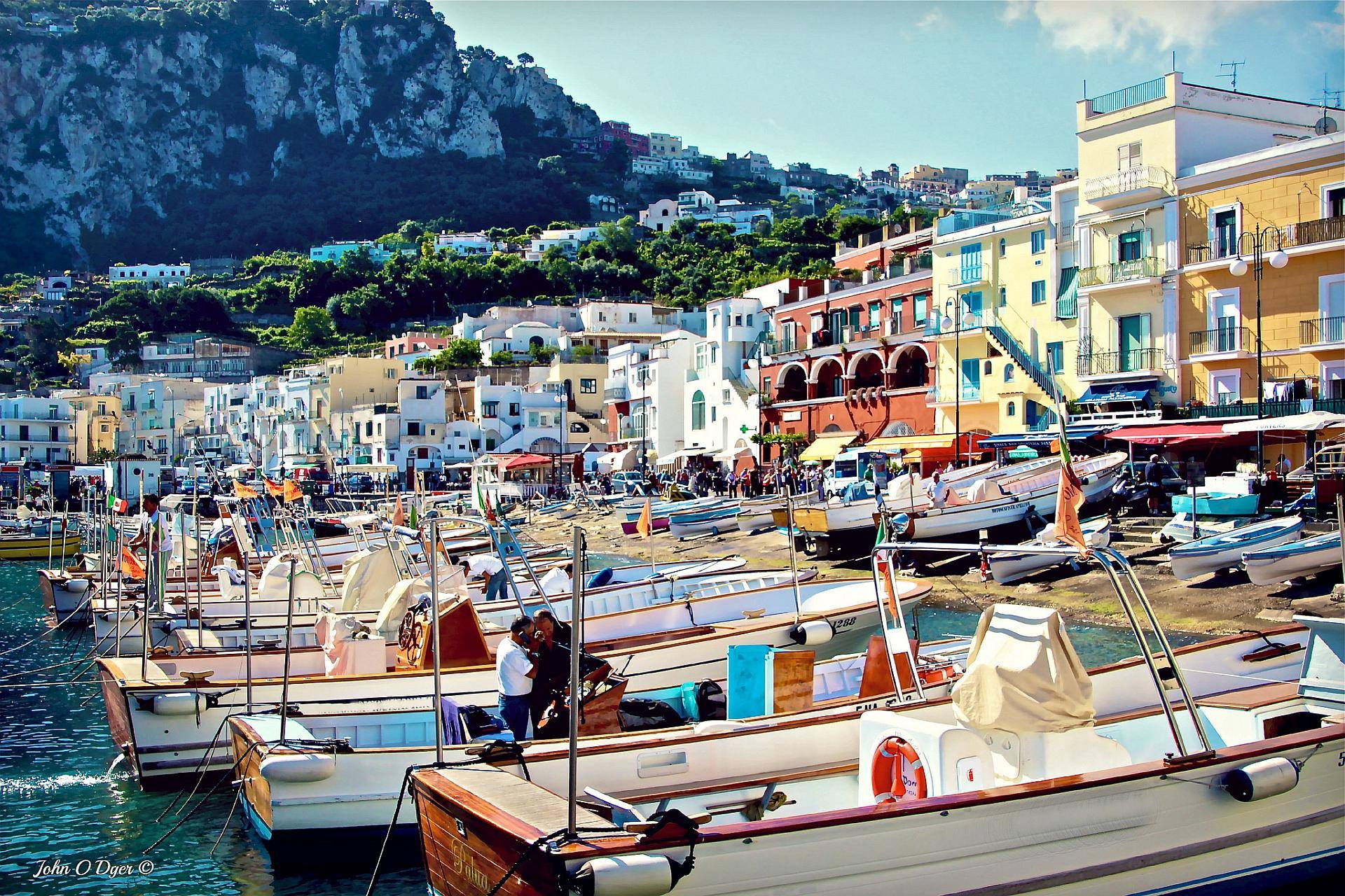 Capri Buses - Capri (Italy) • Explore Mediterranean