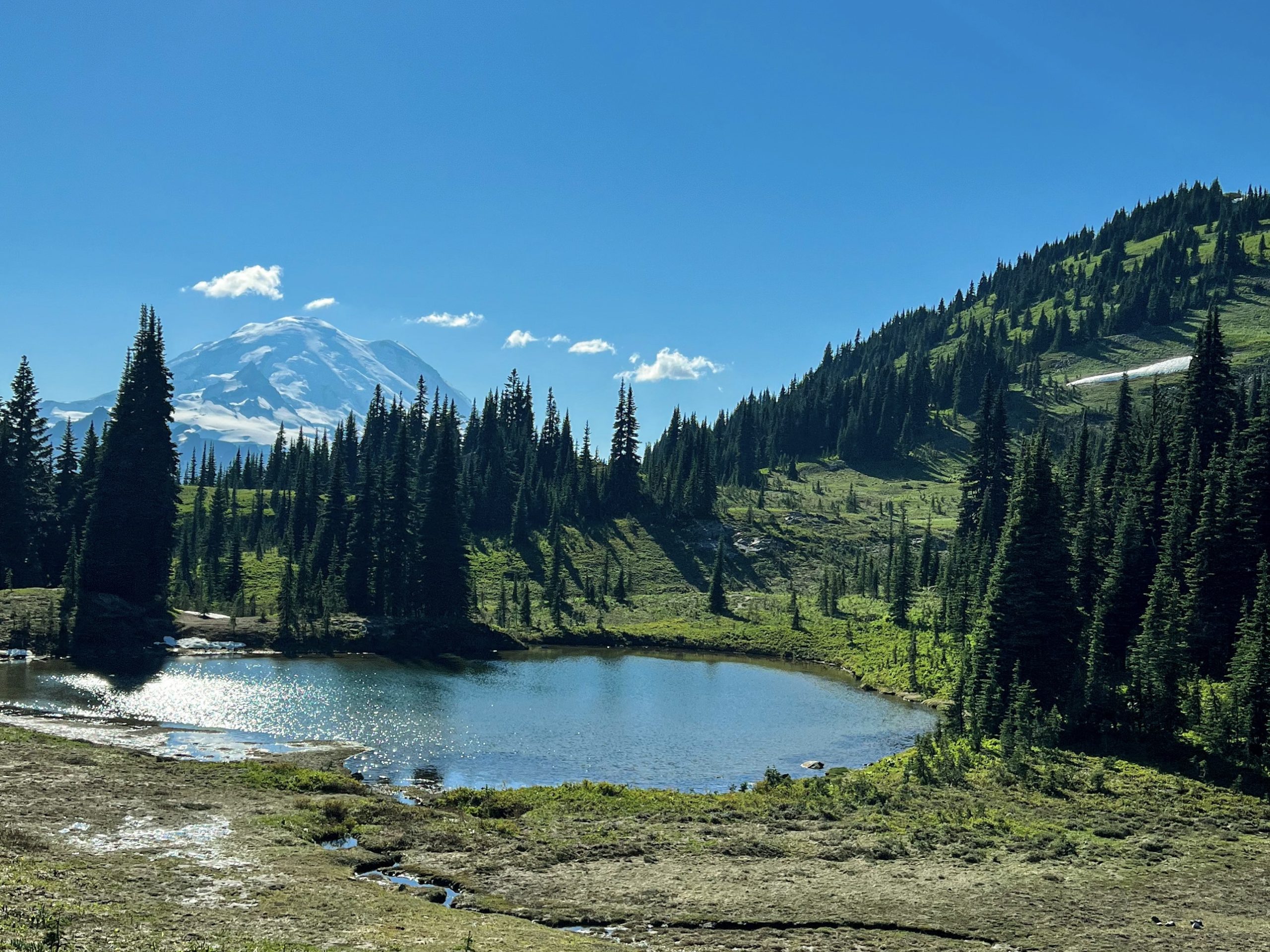 Blue lake in front of Mount Rainier
