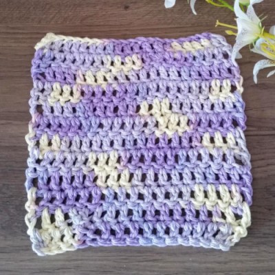A dishcloth made with cotton yarn. The pattern turned out wonderfully thanks to the swirl dye of the yarn.