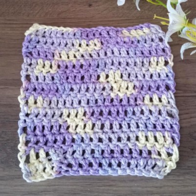 A dishcloth made with cotton yarn. The pattern turned out wonderfully thanks to the swirl dye of the yarn.