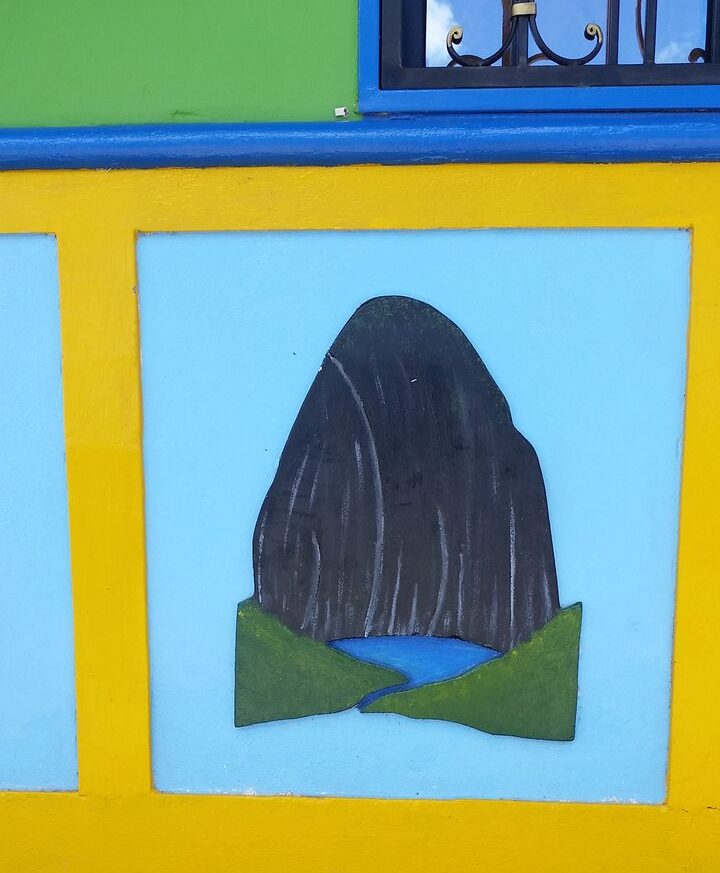 Zocalo with image of El Peñón de Guatapé