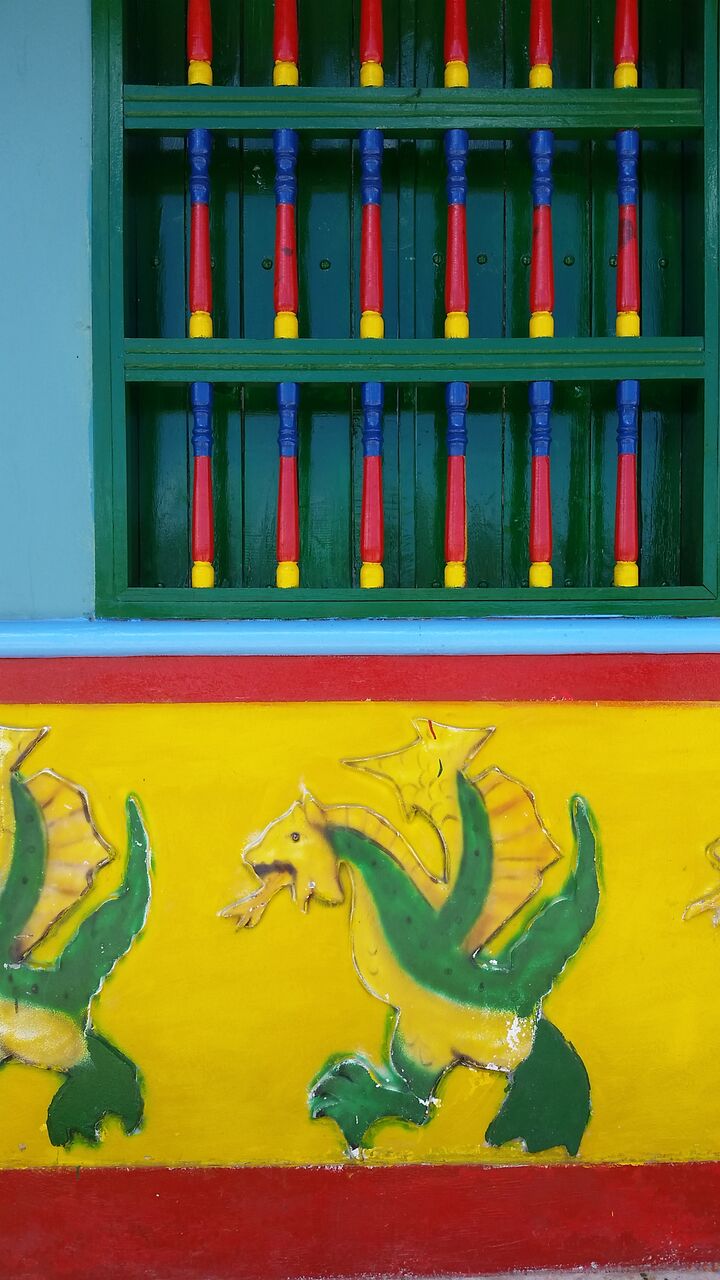 Dragons on a colorful blue, yellow, red and green zocalo in Guataupe.