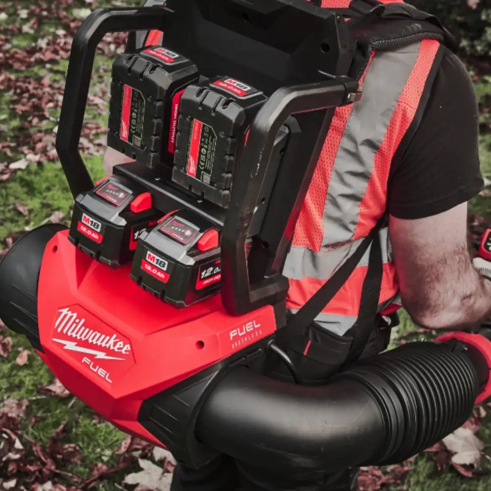 Soprador de mochila MILWAUKEE M18 F2BPB -124 c/ bateria e carregador Ref. 4933493213