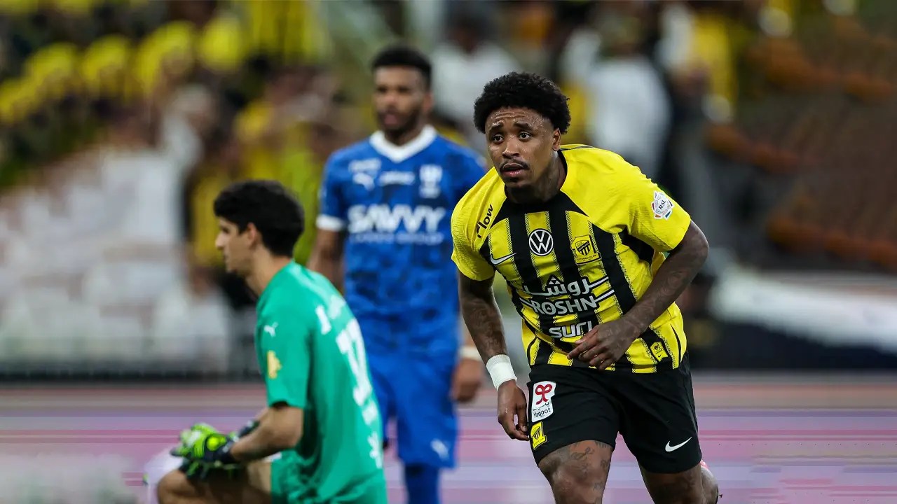 الاتحاد يوسع فارق الصدارة برباعية أمام الهلال في دوري روشن