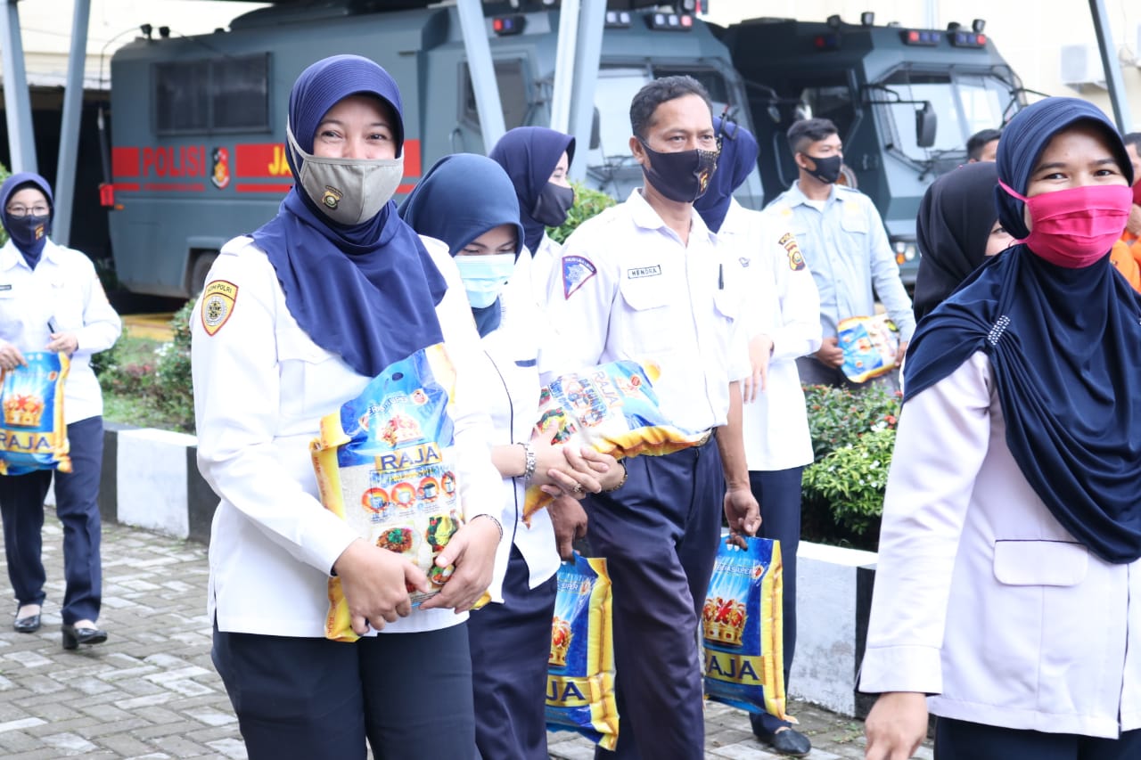 Berbeda dengan tahun 2019, di mana gaji polisi mengalami kenaikan. Phl Mapolda Sumsel Dapat Pembagian Beras