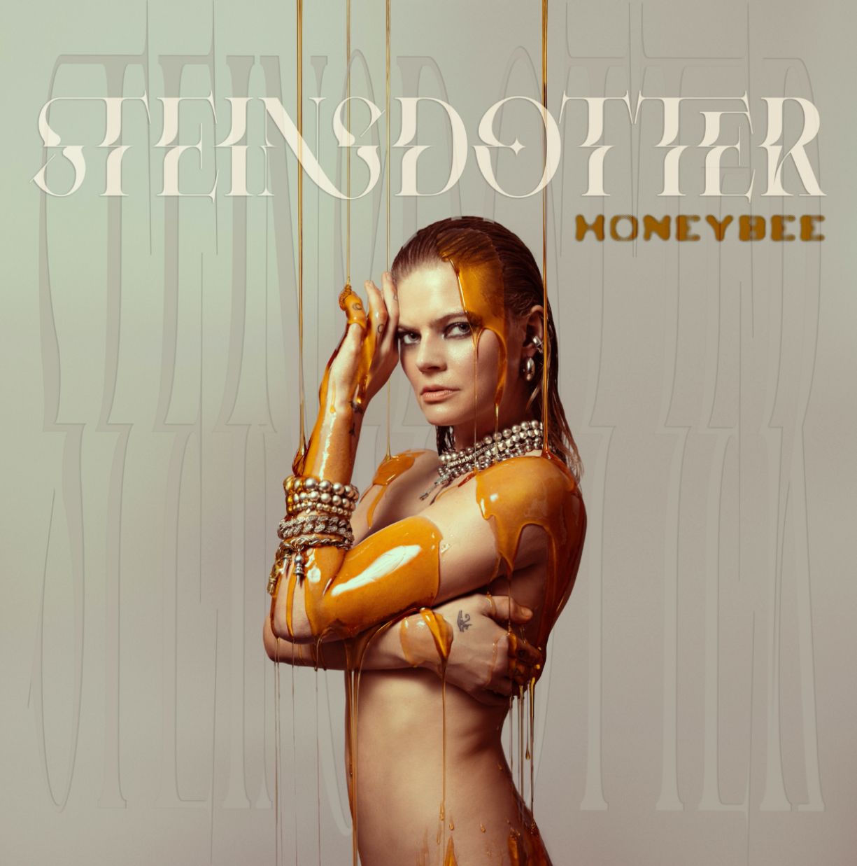 “HoneyBee” de Steinsdotter, Un Éclat de Confiance et d’Énergie Queer Pop