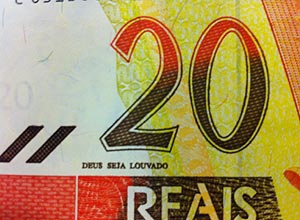Cédula de real com a inscrição "Deus seja louvado"