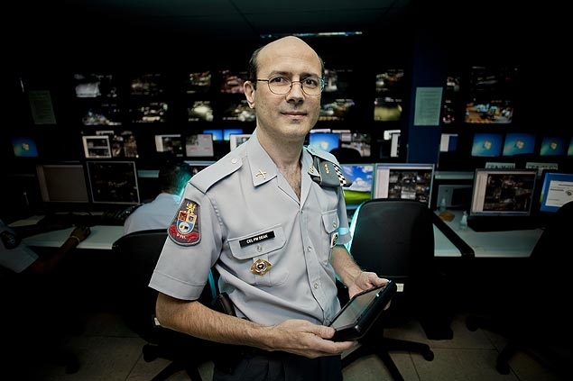 SO PAULO, SP, BRASIL, 15-07-2011, 19h: Desde setembro do ano passado, a PM do Estado de So Paulo testa o uso de tablets em suas viaturas para a transmisso de dados em tempo real entre os carros e as centrais de operao. Coronel Alfredo Deak Jr., diretor de tecnologia da PM, posa com tablet no COPOM no quartel da Policia Militar no centro da cidade. (Foto: Rodrigo Capote/Folhapress, TEC) ***EXCLUSIVO FOLHA***
