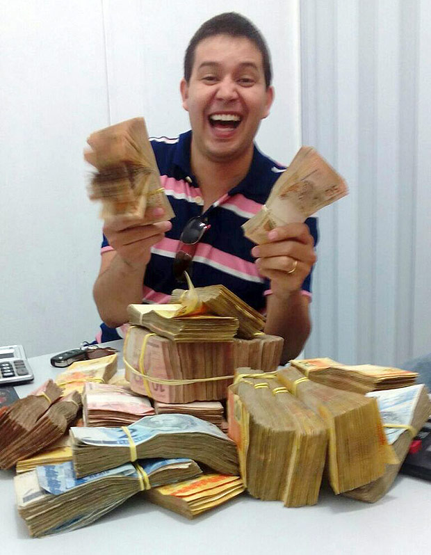 14.04.2016 - Mafia da merenda - Carlos Luciano Lopes, alvo da operacao Alba Branca, aparece em foto com dinheiro que teria recebido do esquema de fraude. Foto divulgacao ***DIREITOS RESERVADOS. NÃO PUBLICAR SEM AUTORIZAÇÃO DO DETENTOR DOS DIREITOS AUTORAIS E DE IMAGEM***