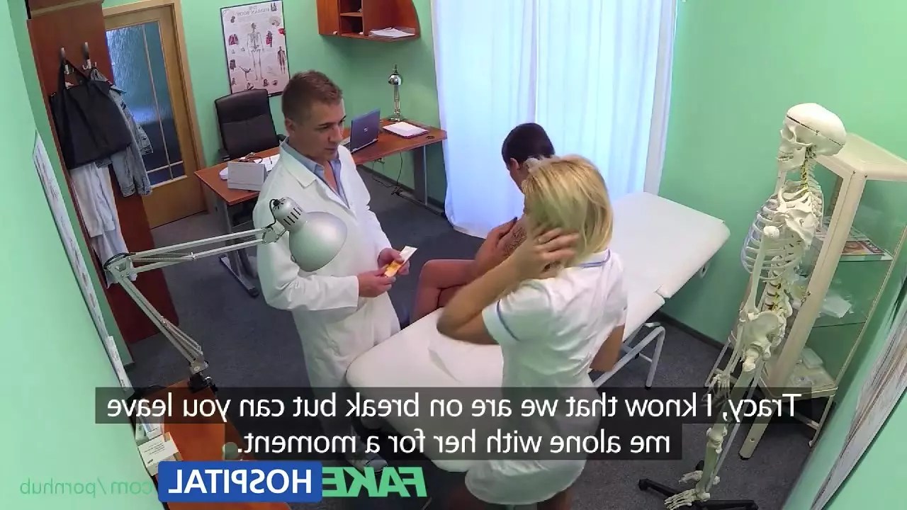 دکتر شجاع، بیدمشک یک بیمار را چک کرد