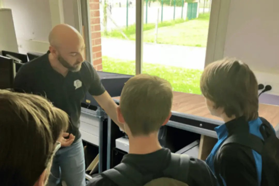 Des collégiens découvrent le Lab