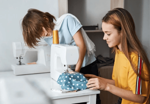 enfants qui font de la couture