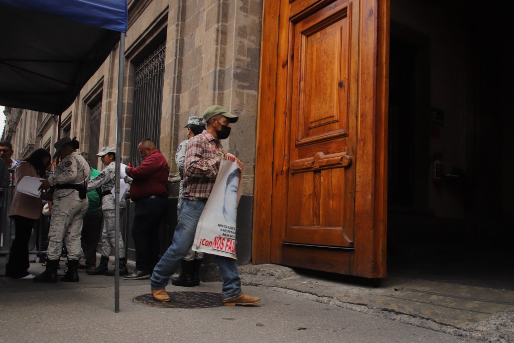 Ayotzinapa, Palacio Nacional