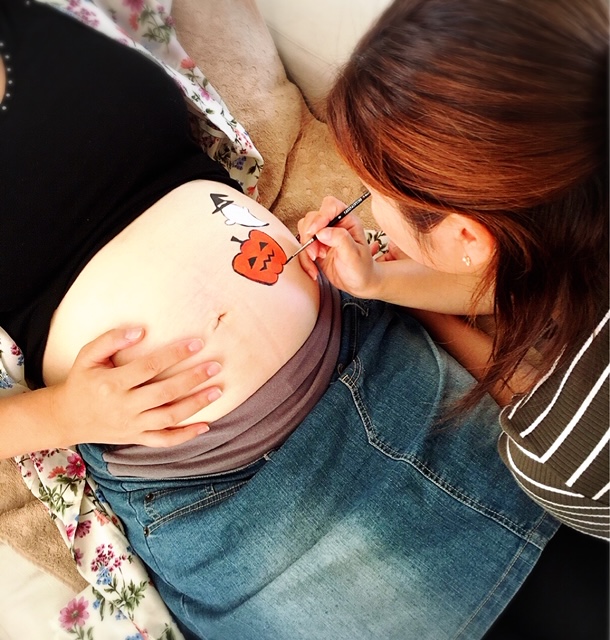 マタニティペイント中の様子-新井梢