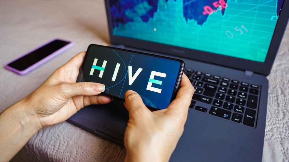 Canaan Secures Major Mining Deal With HIVE, Shares Soar On Equipment Order