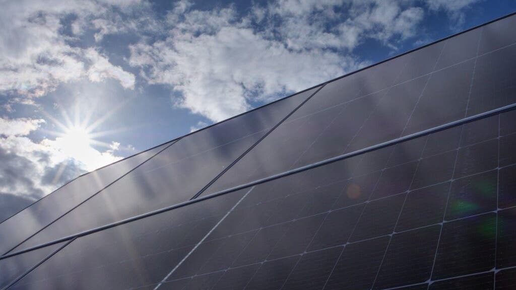 SolarEdge Q3 Results Miss Expectations; Analysts Warn Of Cash Flow Challenges And Need For Cost Cuts