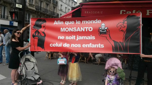 Mothers against Monsanto in Paris: "So that the world of Monsanto is never that of our children" (Photo: La Chouette)