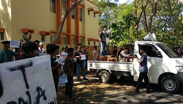 Daftar alamat kantor pusat bpr. Serbu Kantor PMN, Puluhan Warga Desa Pattallasang Minta Cabut SK Kedesnya - FAJAR