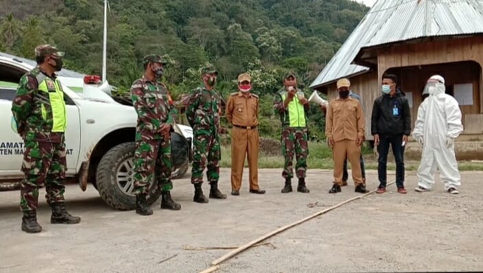 TNI bersama Camat Ndoso dan Kepala Desa Pateng Lesu sedang melakukan sosialisasi