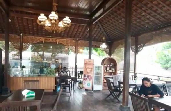 Rumah makan cibiuk , rumah makan khas sunda, rajanya sambal, jagonya gurame, topnya ayam & gepuk jl. Rm Joglo Mewah Sajikan Sensasi Santapan Khas Sunda Di Karawang