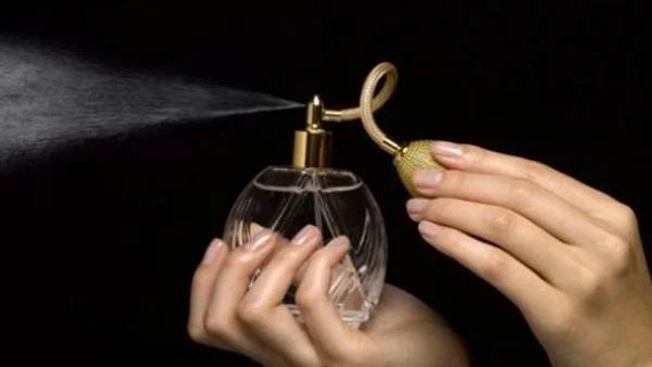 اسباب حرمانية وضع المرأة للعطور عند الخروج من المنزل